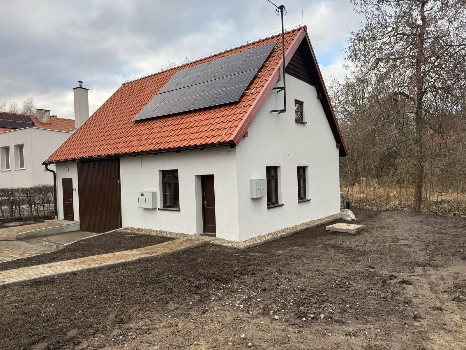Wyremontowany budynek OSP w Milejewie — nowe pokrycie z czerwonej dachówki ceramicznej, panele fotowoltaiczne i odnowiona biała elewacja