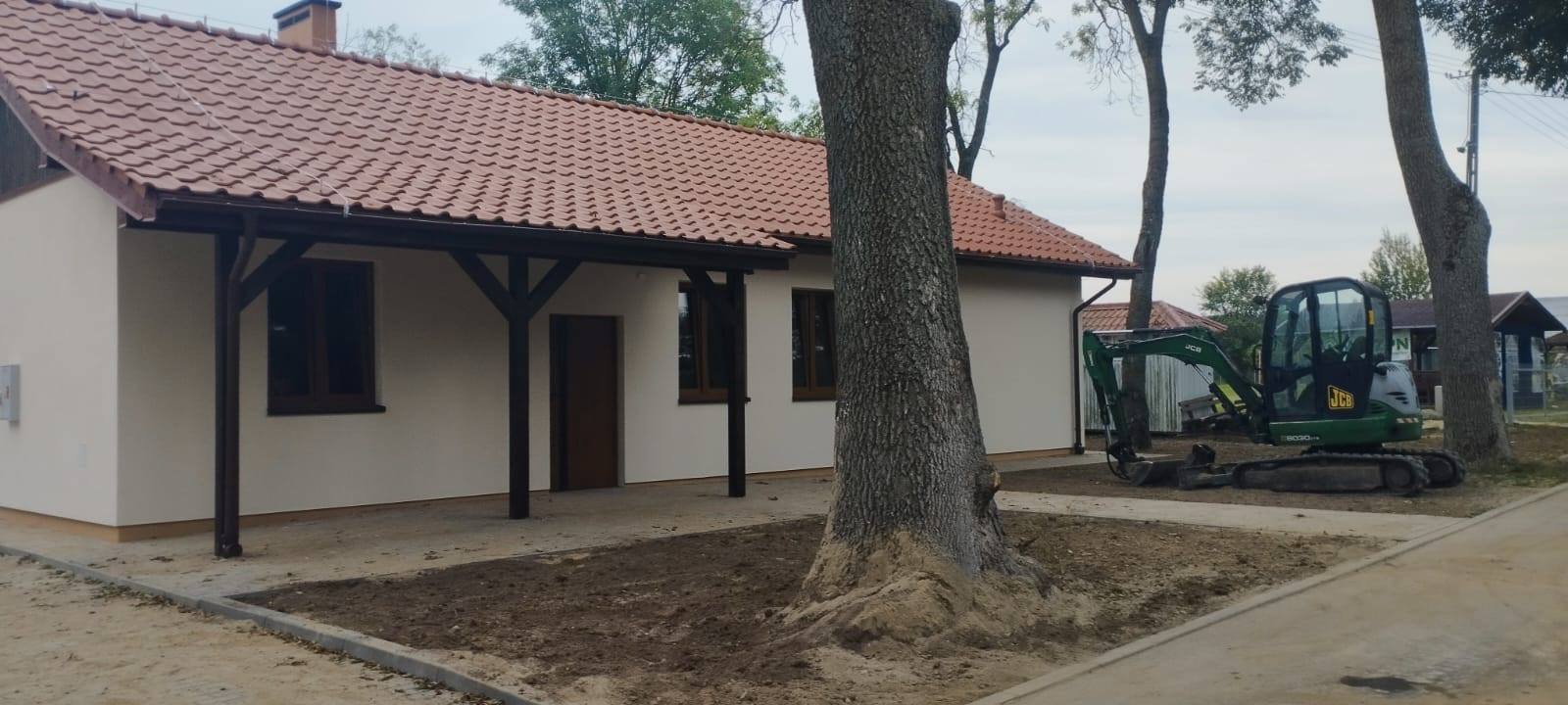 Świetlica wiejska w Powodowie po remoncie — nowy dach z dachówki ceramicznej i drewniane zadaszenie wejścia